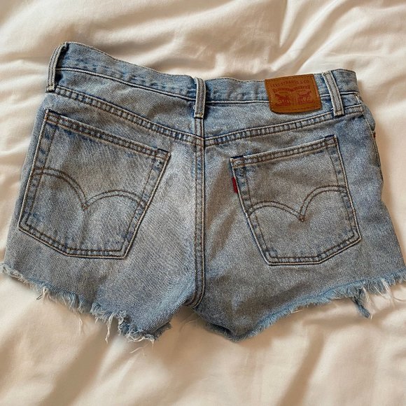 URBAN OUTFITTERS- LEVI HIGH WAISTED DEMIN SHORTS - Picture 3 of 4